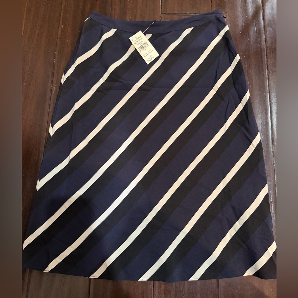 Banana Republic Silk Navy and White A-Line Skirt Size 0 NWT - Picture 2 of 4